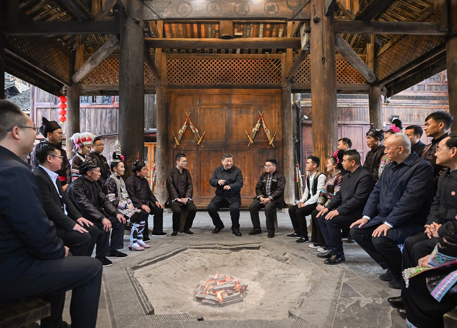 学习进行时丨习近平总书记的“板凳座谈会”